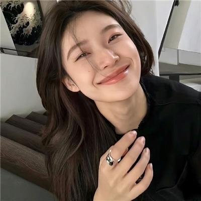 濠河边上的女人